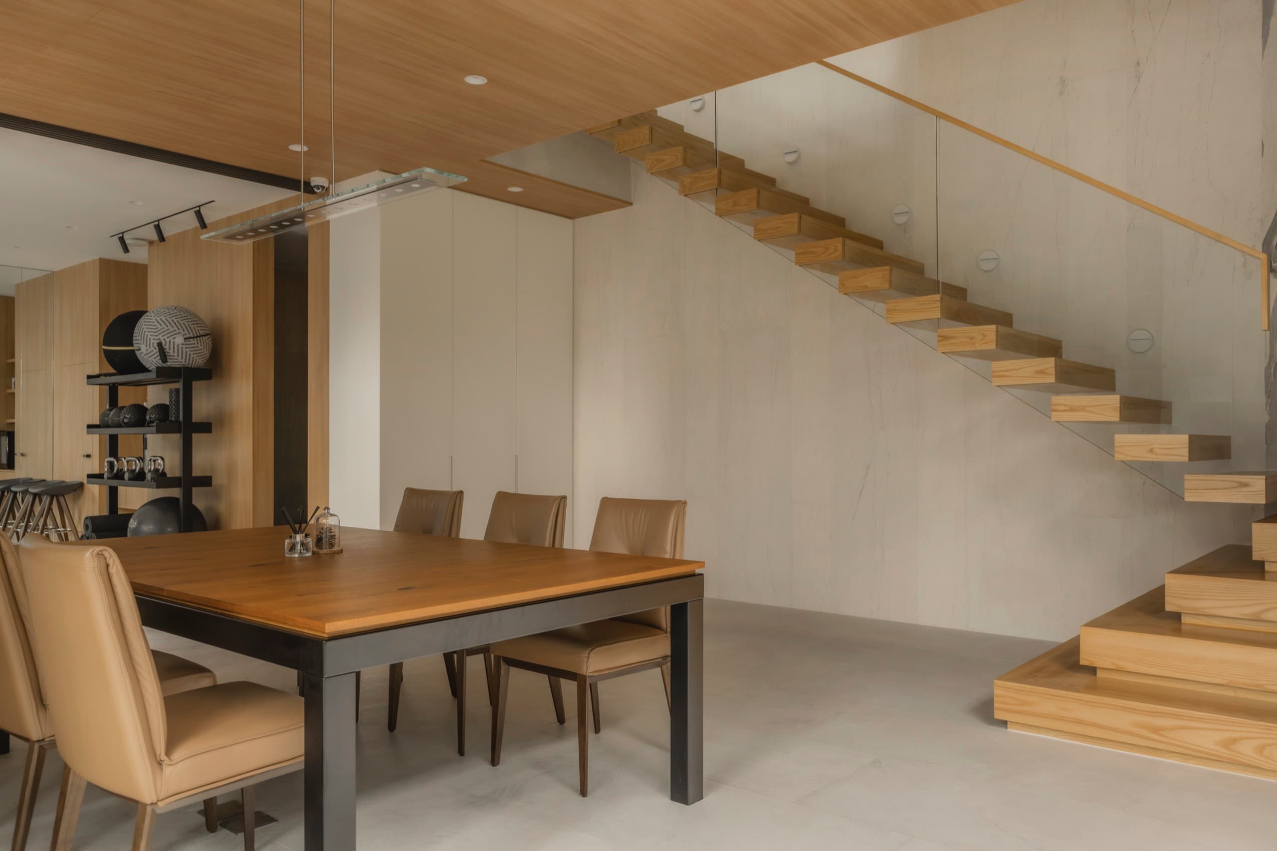 มุมโต๊ะทานอาหารและบันไดลอยตัว ผลงานออกแบบภายในโดย OBJ Design & Build