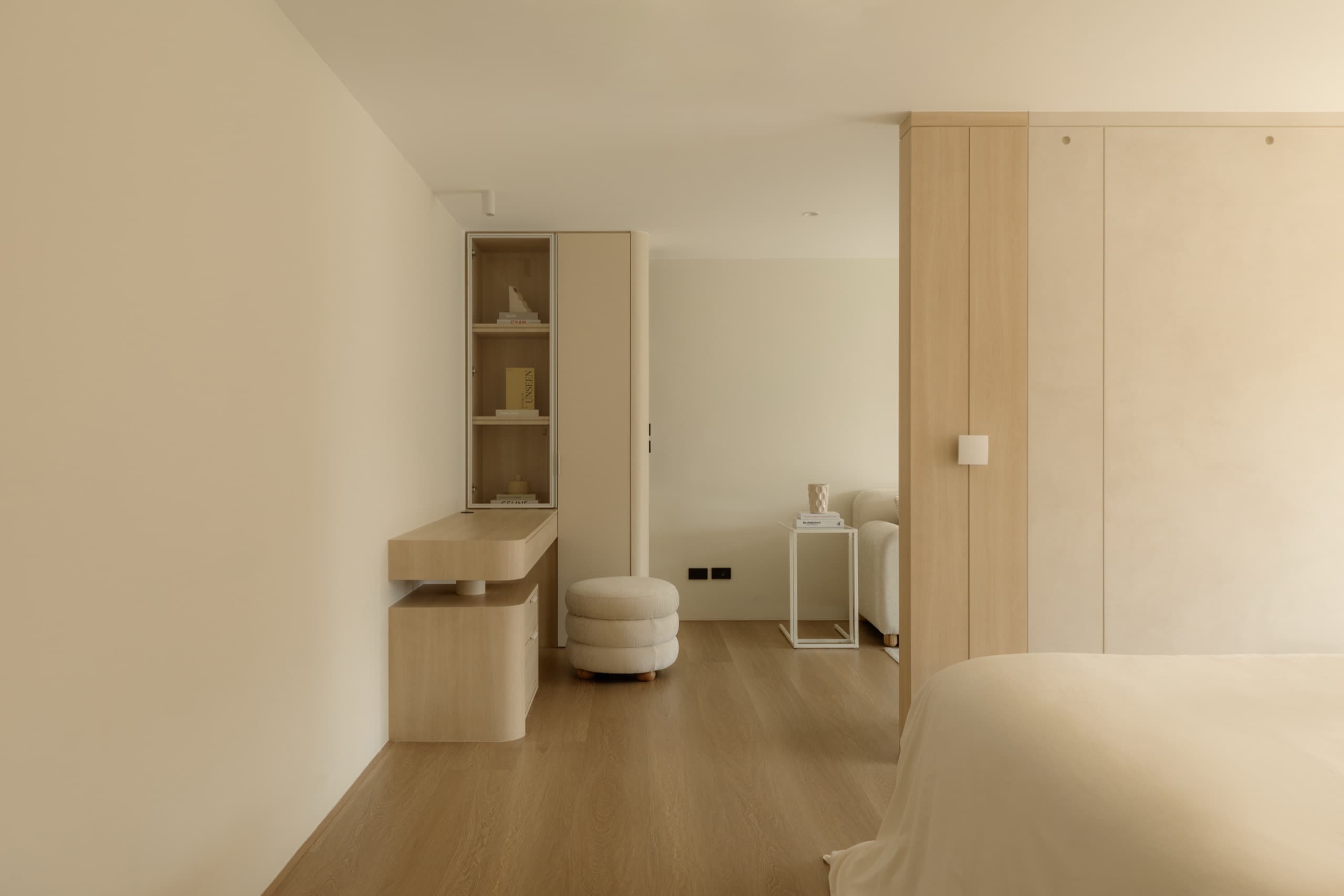 ห้องนอนตกแต่งสไตล์มินิมอล โทนอบอุ่น ผลงานออกแบบภายในโดย OBJ Design & Build