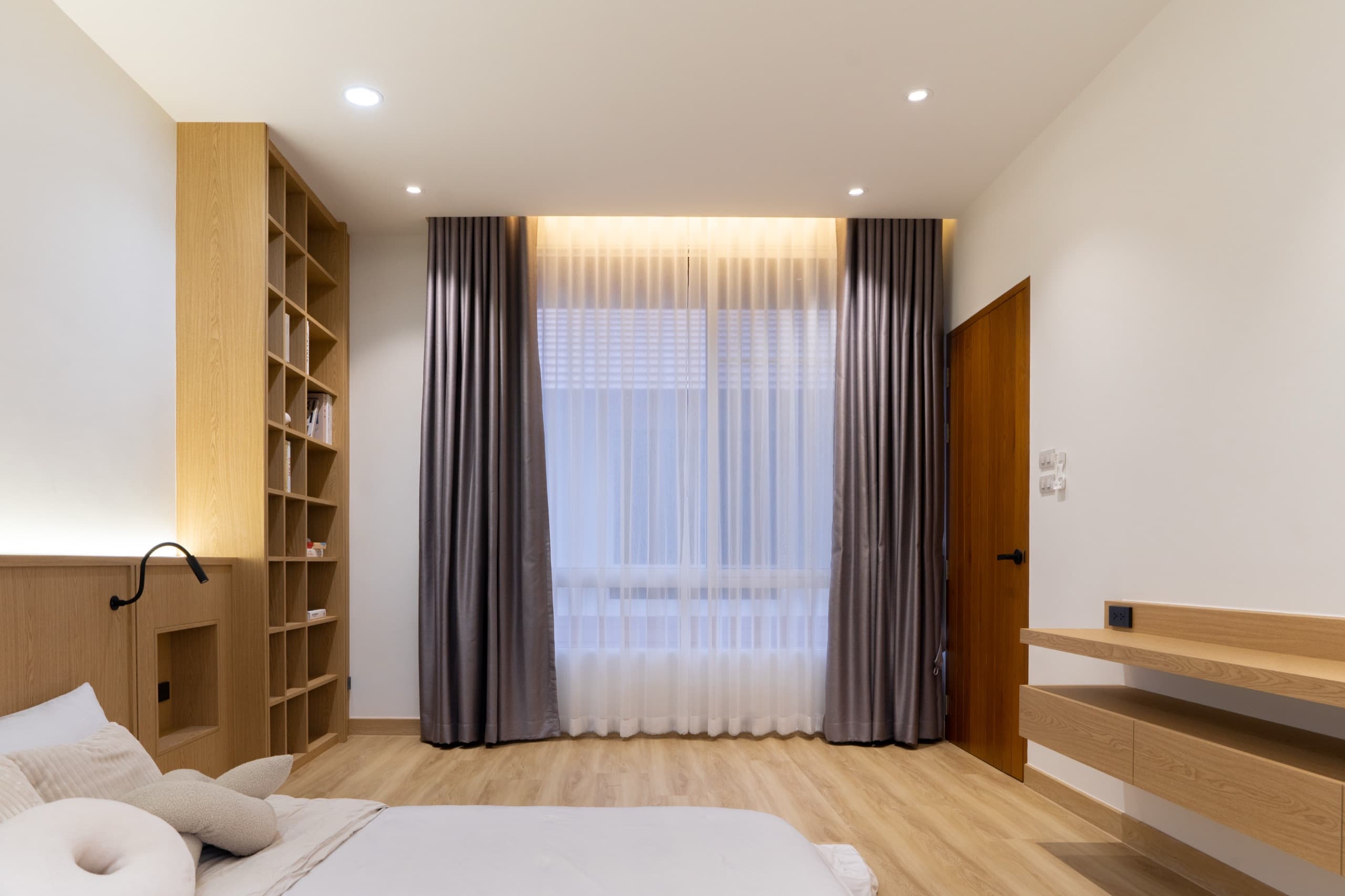ห้องนอนตกแต่งด้วยชั้นบิ้วท์อินสั่งทำพิเศษ ผลงานออกแบบภายในโดย OBJ Design & Build