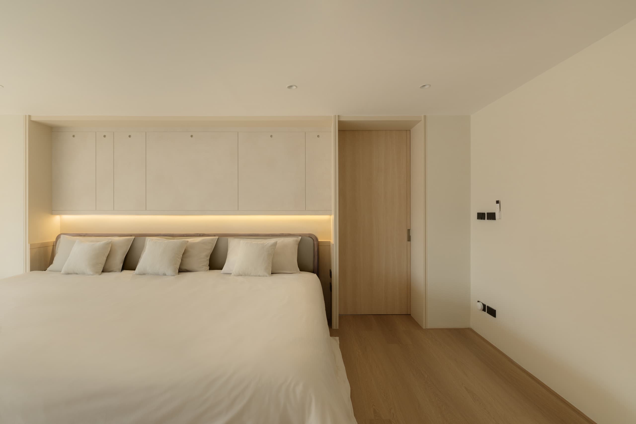 ห้องนอนโทนครีมมินิมอล ผลงานออกแบบภายในโดย OBJ Design & Build