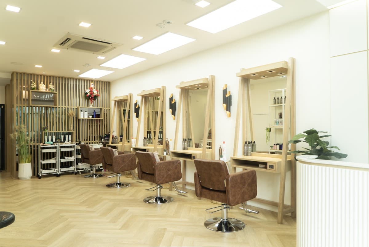 งานตกแต่งภายในเชิงพาณิชย์ AIDA SALON โดย OBJ Design & Build