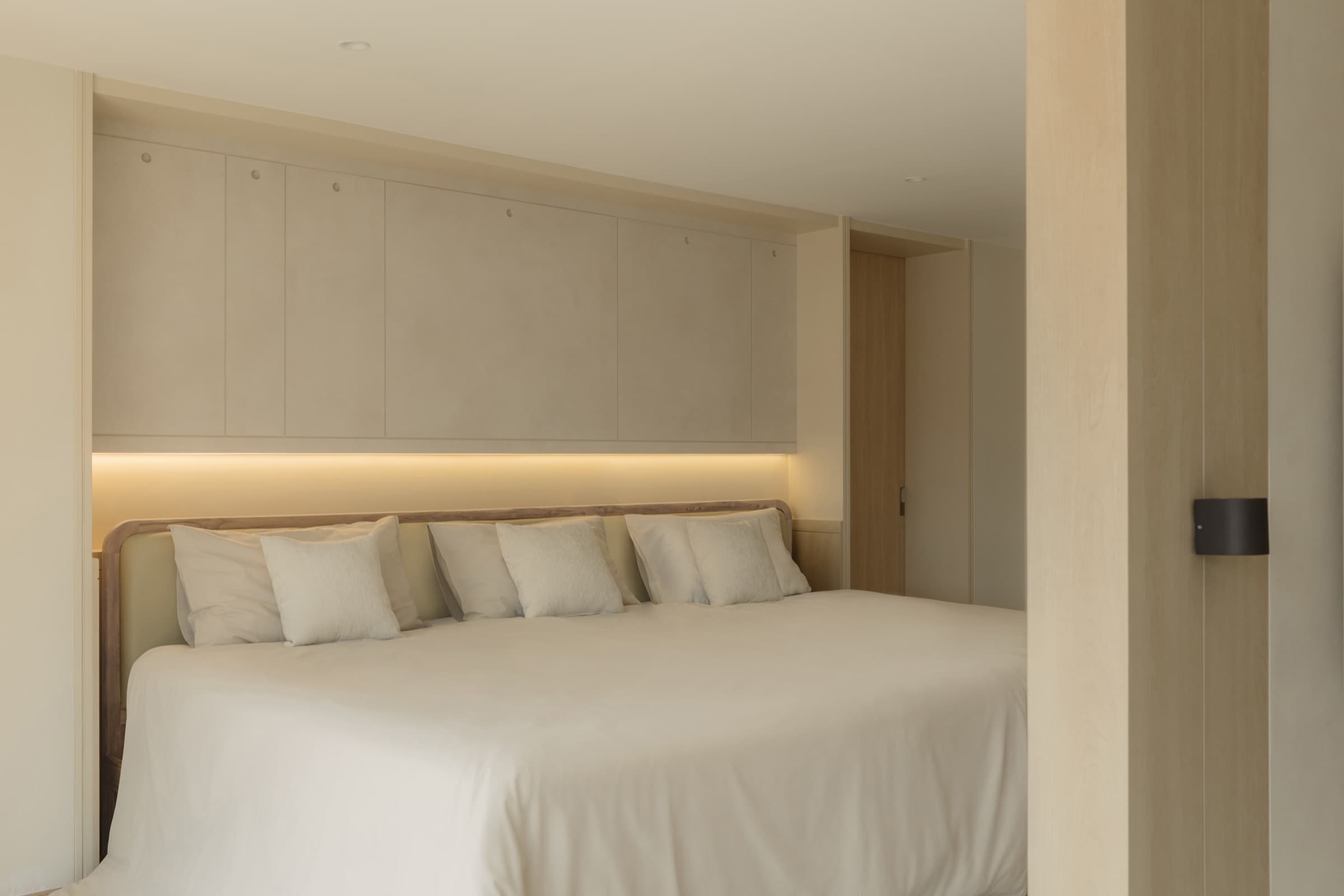 รายละเอียดหัวเตียงและแผงบิ้วท์อินพร้อมไฟซ่อน ผลงานออกแบบภายในโดย OBJ Design & Build