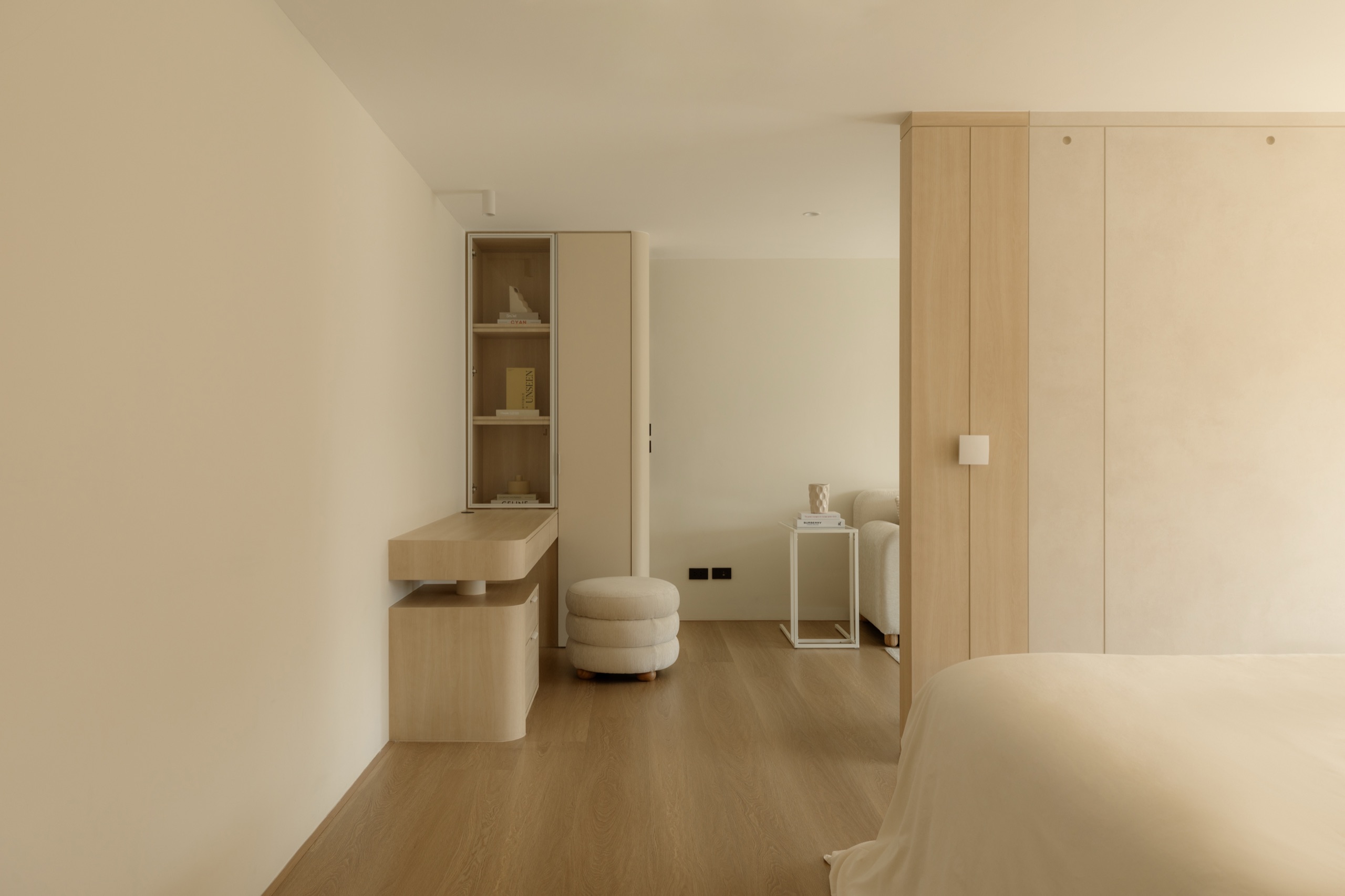 ห้องนอนตกแต่งสไตล์มินิมอล โทนอบอุ่น ผลงานออกแบบภายในโดย OBJ Design & Build
