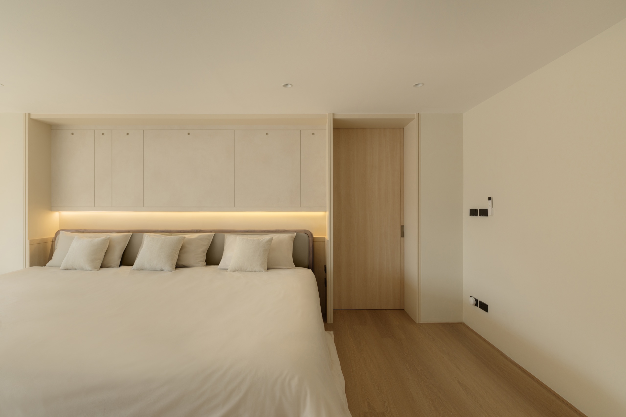 ห้องนอนโทนครีมมินิมอล ผลงานออกแบบภายในโดย OBJ Design & Build